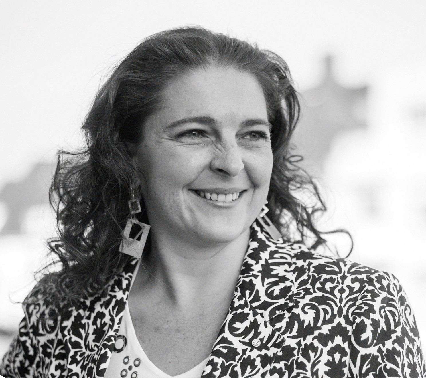 Portrait de Nathalie Frisch, souriante.